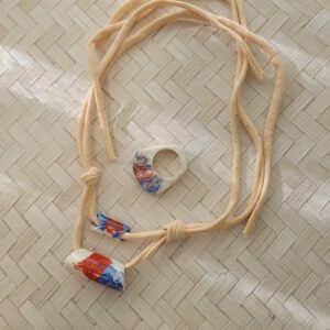 Conjunto collar y anillo de cerámica y oro