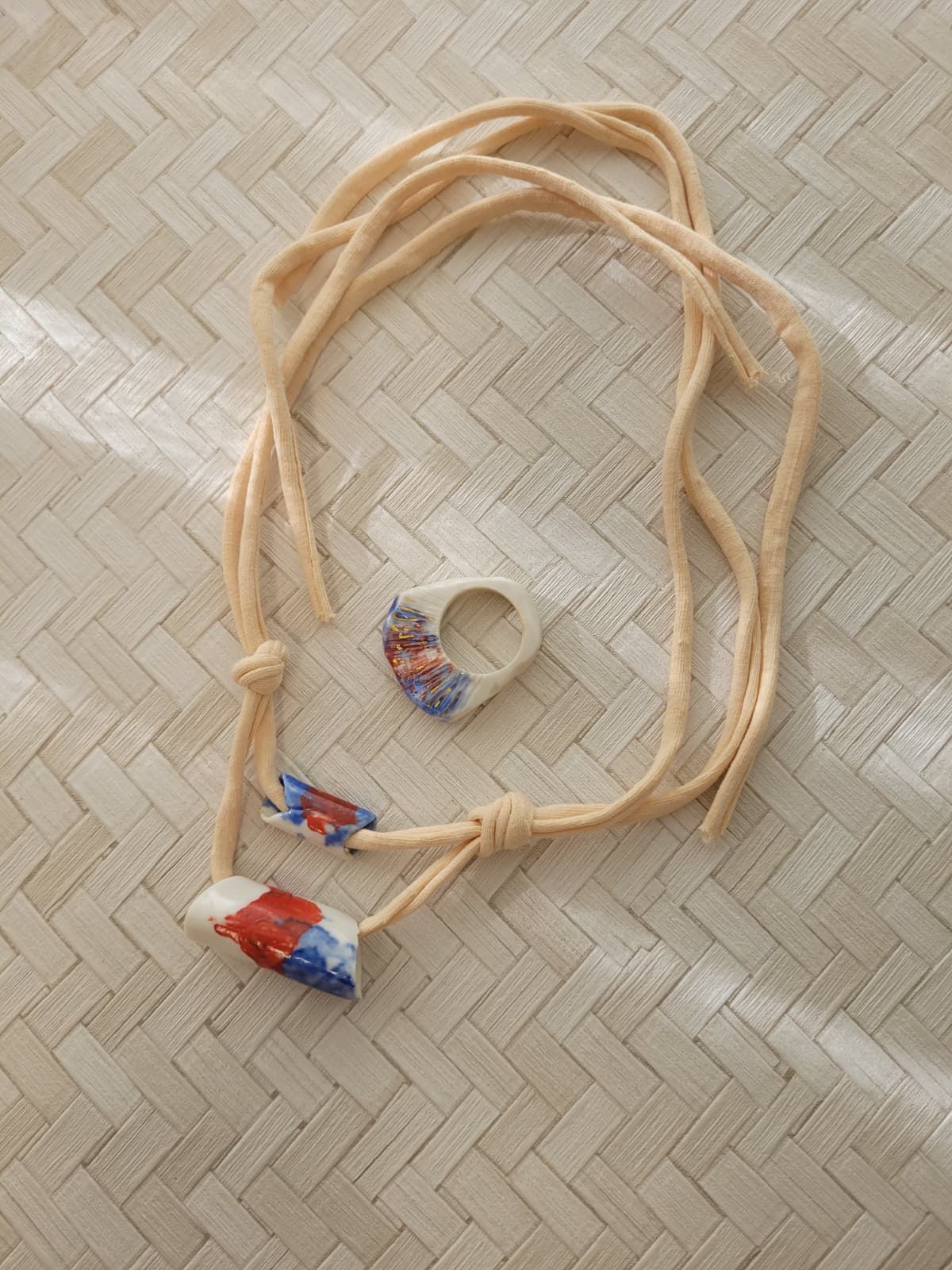 Conjunto collar y anillo de cerámica y oro